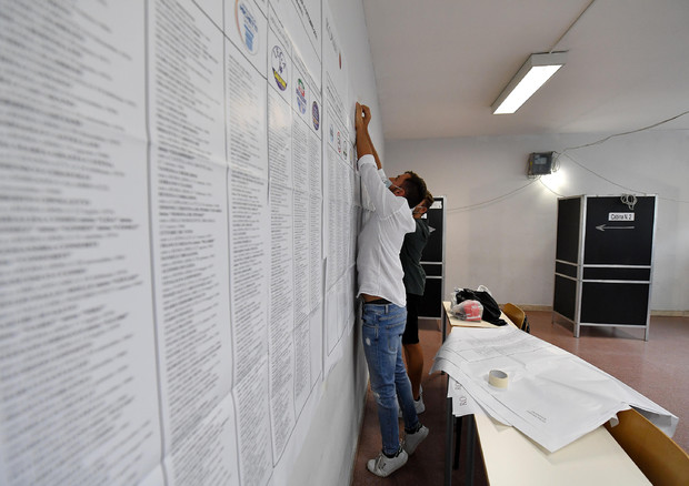 Preparativi in un seggio elettorale di Roma