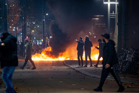 Riots in Rotterdam at protest against the 2G policy