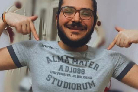 Zaki a casa con la maglietta dell’Universit‡ di Bologna