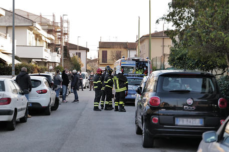 ++ Spara e ferisce vigile fuoco, ora barricato in casa ++